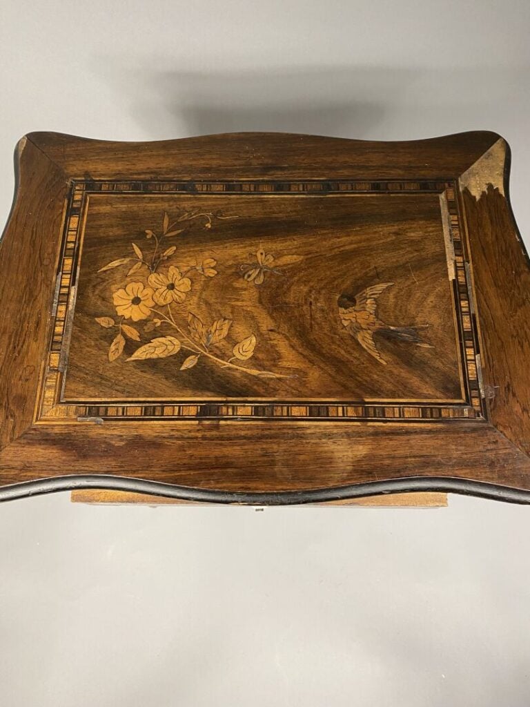 Deux chevets en bois de placage à décor marqueté de filets, pieds galbés - Styl…