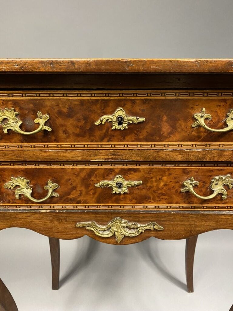 Deux chevets en bois de placage à décor marqueté de filets, pieds galbés - Styl…