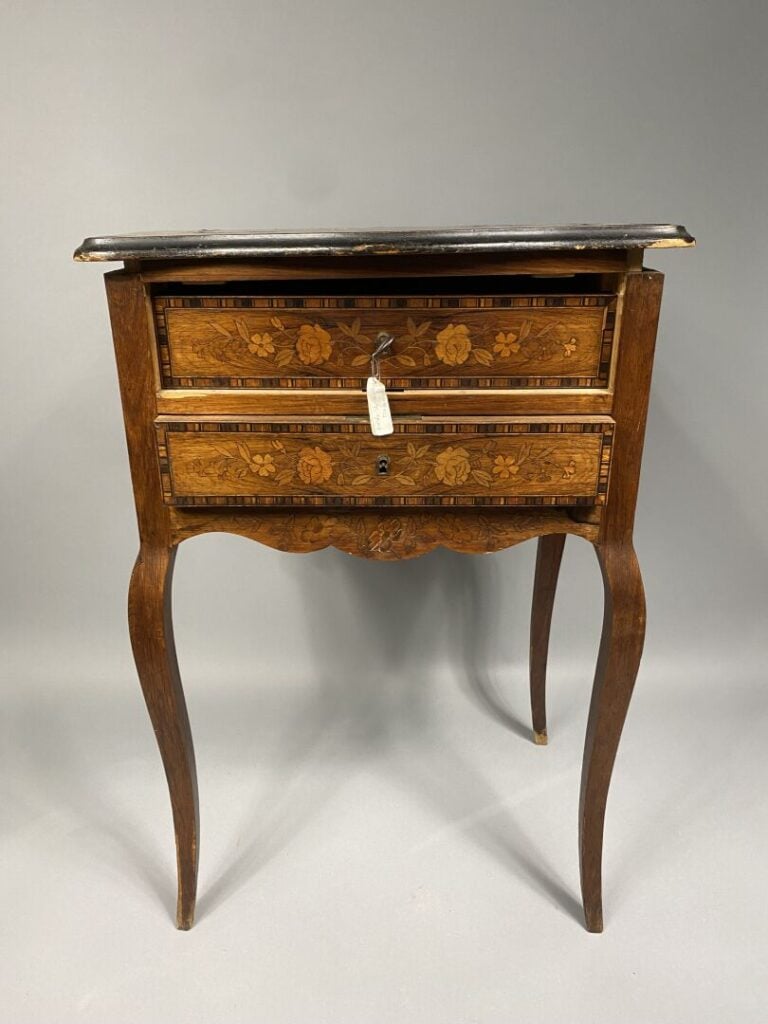Deux chevets en bois de placage à décor marqueté de filets, pieds galbés - Styl…