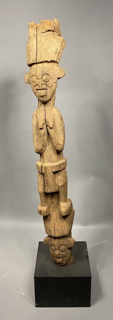 Deux grands poteaux monoxyles de case, sculptés de personnages en relief, Bamil…