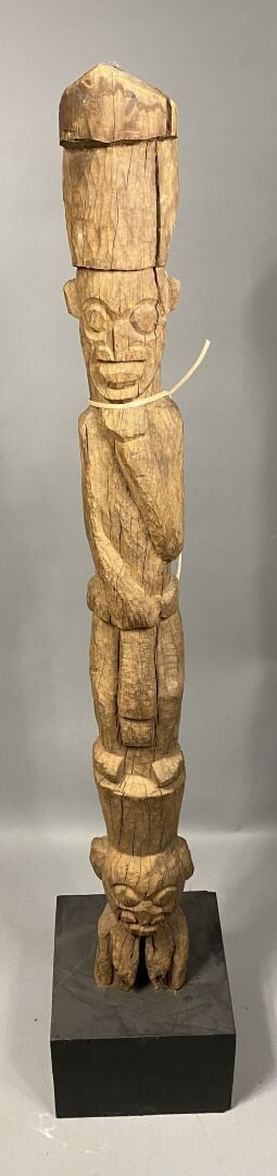 Deux grands poteaux monoxyles de case, sculptés de personnages en relief, Bamil…