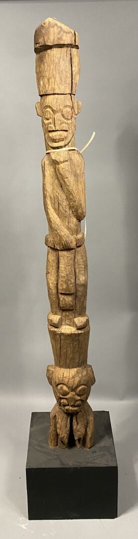 Deux grands poteaux monoxyles de case, sculptés de personnages en relief, Bamil…