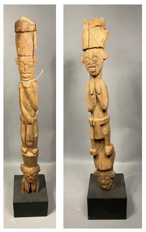 Deux grands poteaux monoxyles de case, sculptés de personnages en relief, Bamil…