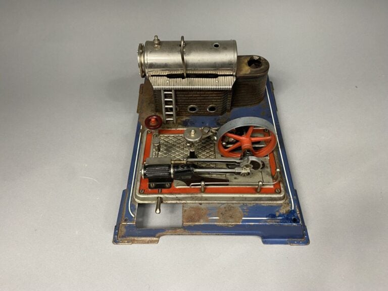 Deux machines à vapeur - Dim (la plus grande) : 14.5 x 30.5 x 25 cm