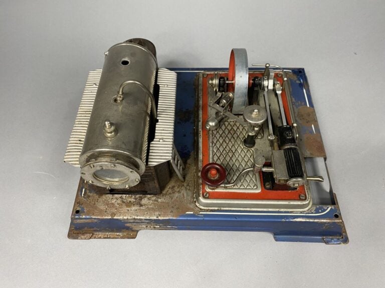Deux machines à vapeur - Dim (la plus grande) : 14.5 x 30.5 x 25 cm