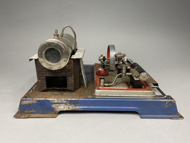Deux machines à vapeur - Dim (la plus grande) : 14.5 x 30.5 x 25 cm