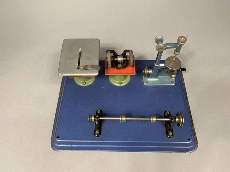 Deux machines à vapeur - Dim (la plus grande) : 14.5 x 30.5 x 25 cm