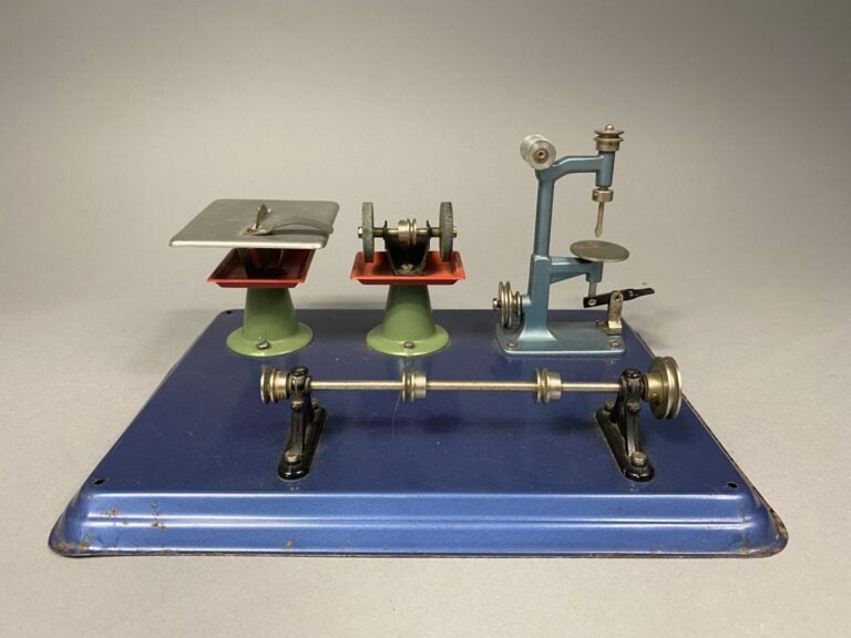 Deux machines à vapeur - Dim (la plus grande) : 14.5 x 30.5 x 25 cm