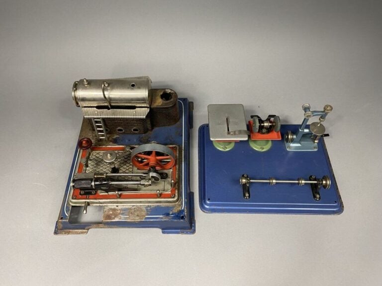 Deux machines à vapeur - Dim (la plus grande) : 14.5 x 30.5 x 25 cm