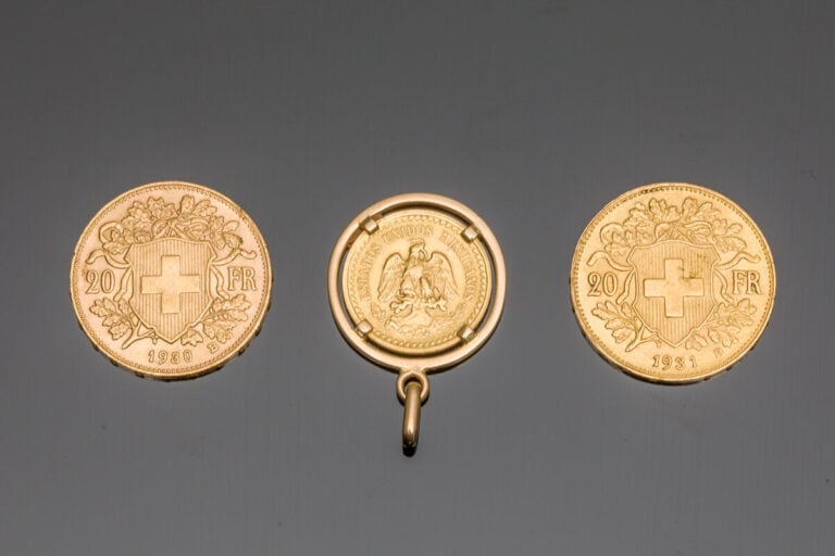 Deux PIECES de MONNAIE en or jaune (900‰) 20 Francs Suisses « Helvetia » datant…