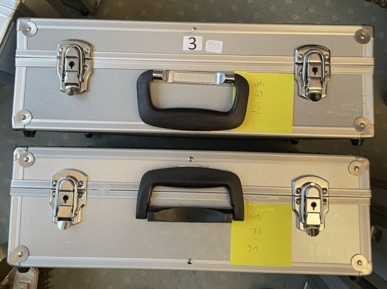 Deux valises en métal, intérieurs spécialement aménagés pour le transport de pr…