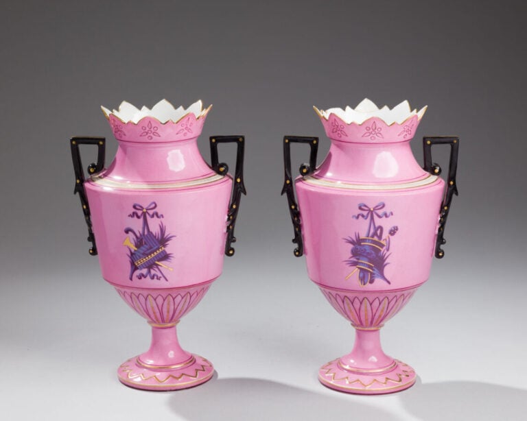 DRESDE - Paire de vases urnes munis d'anses de section carrée, décorés en brun…