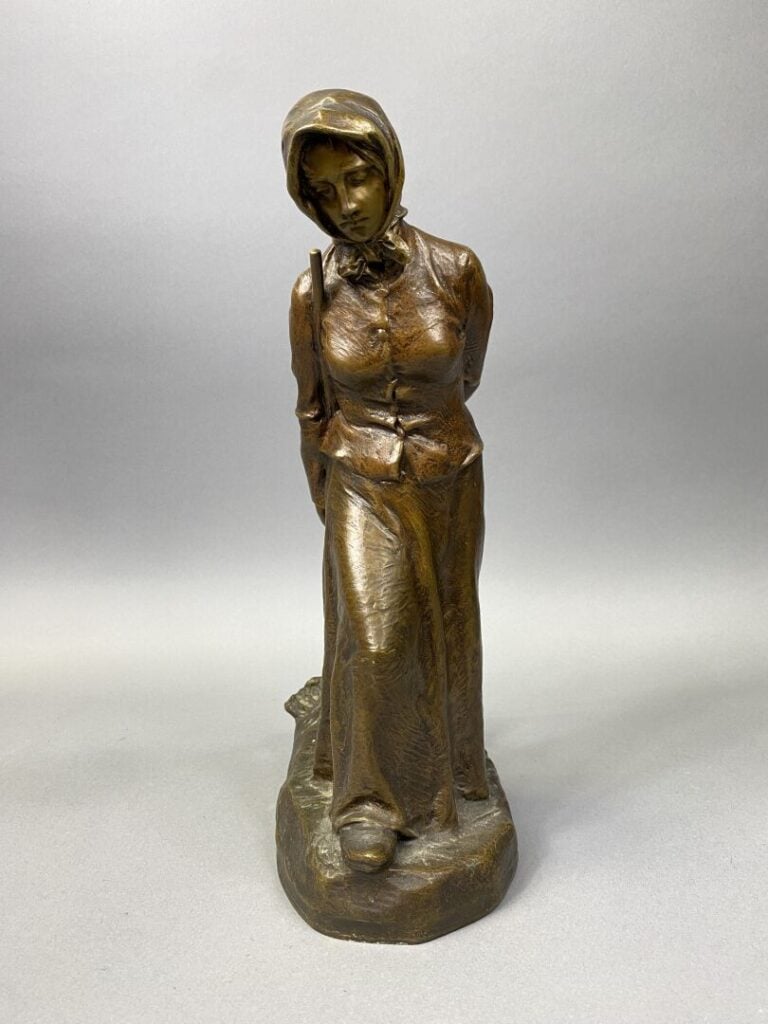 École française vers 1900 - La faneuse - Epreuve en bronze à patine brune - Por…