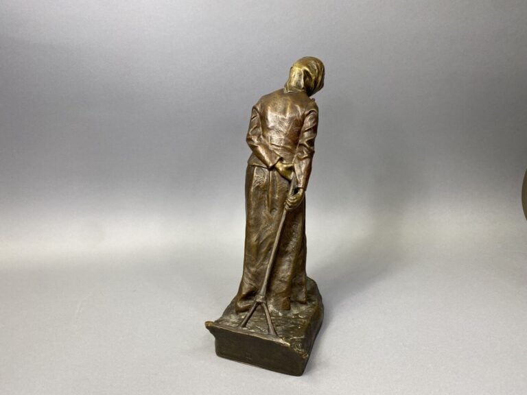 École française vers 1900 - La faneuse - Epreuve en bronze à patine brune - Por…