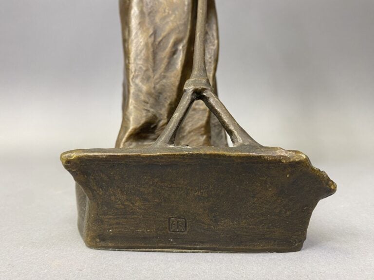 École française vers 1900 - La faneuse - Epreuve en bronze à patine brune - Por…