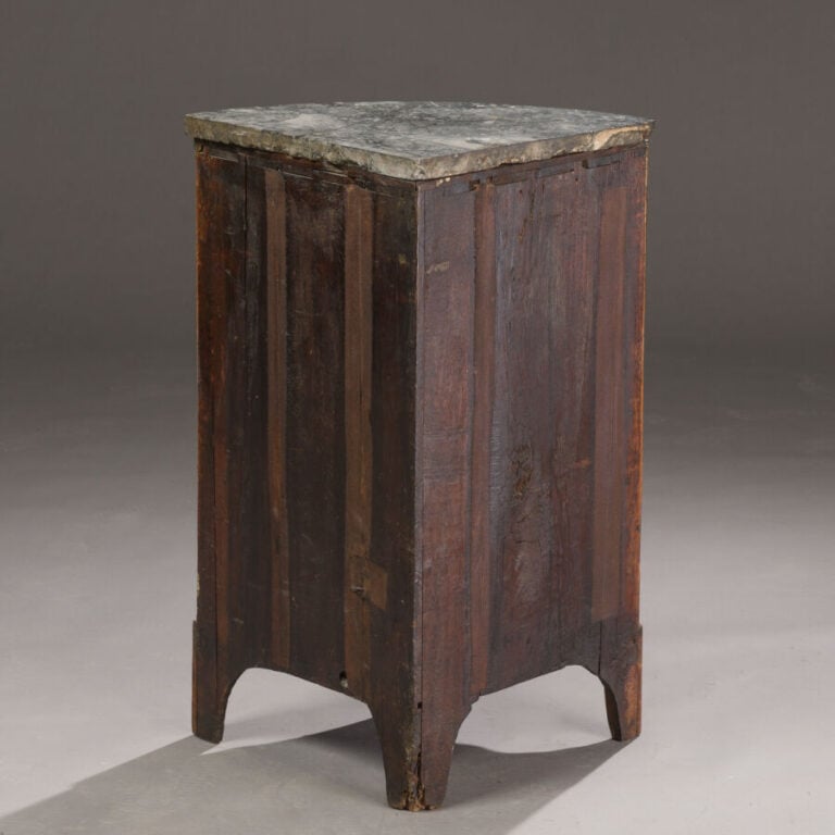 Encoignure en bois de placage marqueté ouvrant par deux portes. Dessus marbre g…