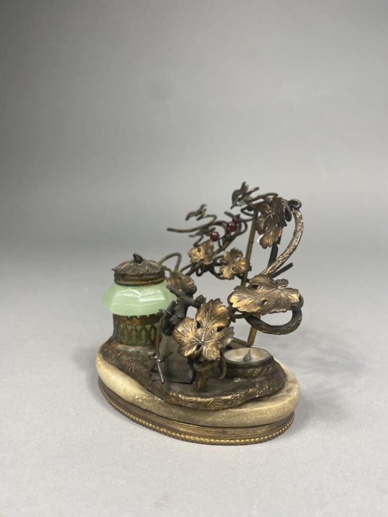 Encrier en opaline verte, monture en pomponne à décor de feuillages, base ovale…