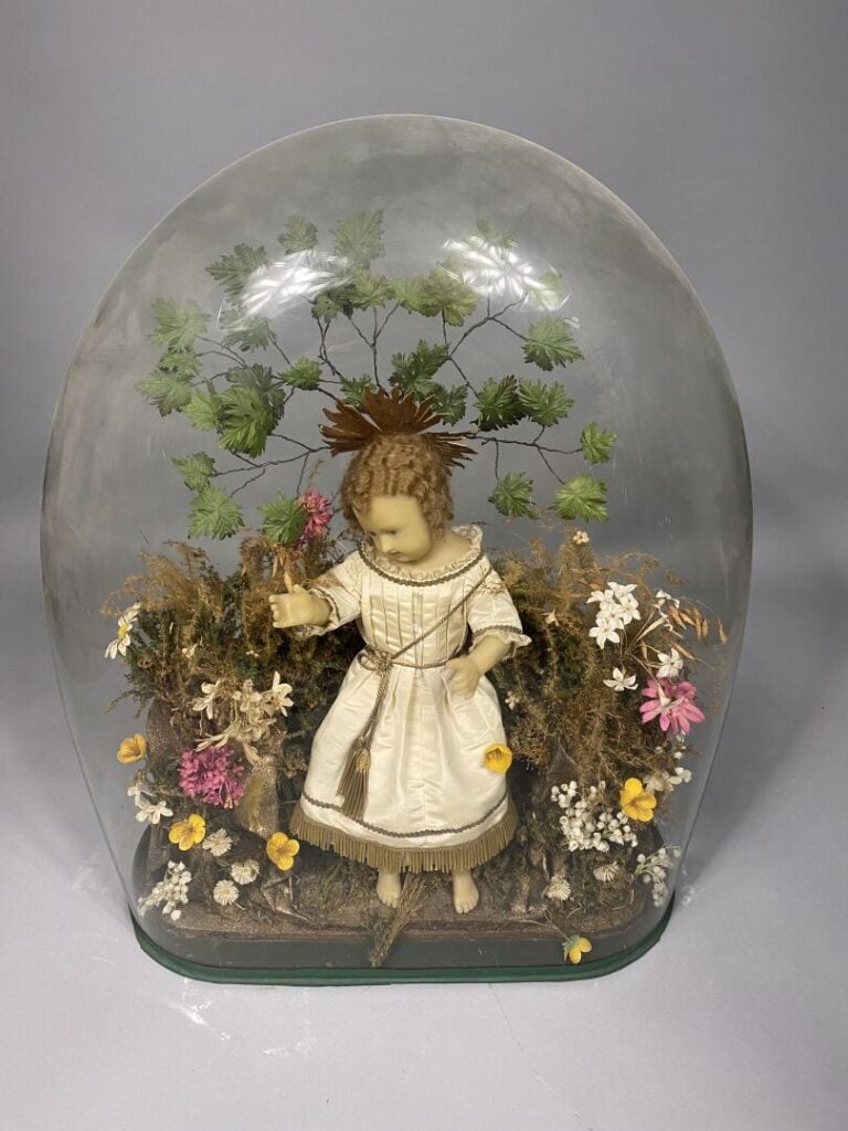 Enfant Jésus en cire sous globe de verre - H : 68 cm
