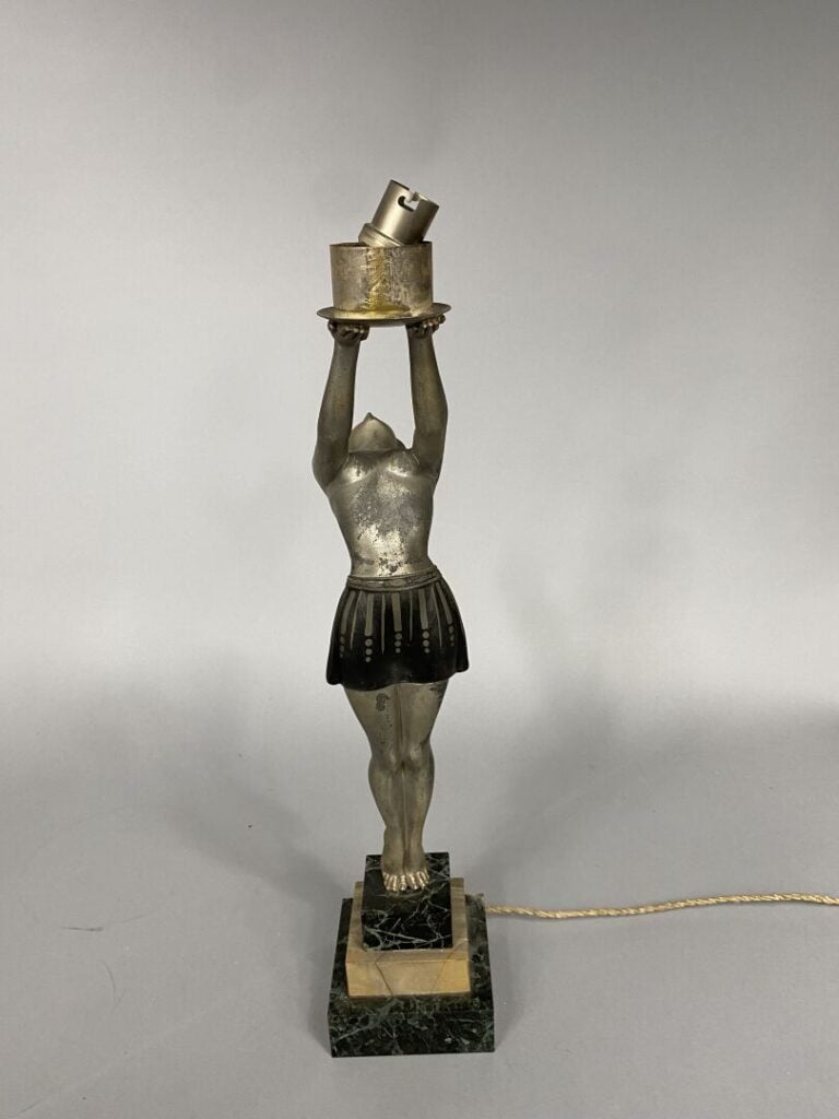 Enrique MOLINS BALLESTE (1893-1958) - Sujet en régule argenté représentant une…