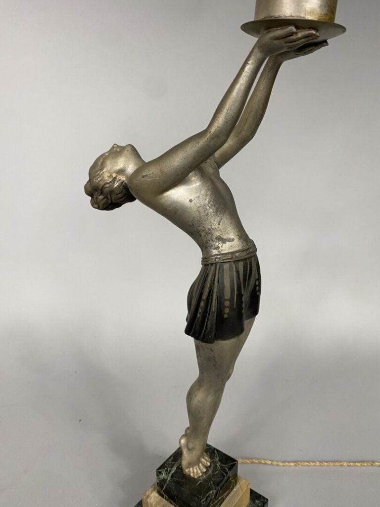 Enrique MOLINS BALLESTE (1893-1958) - Sujet en régule argenté représentant une…