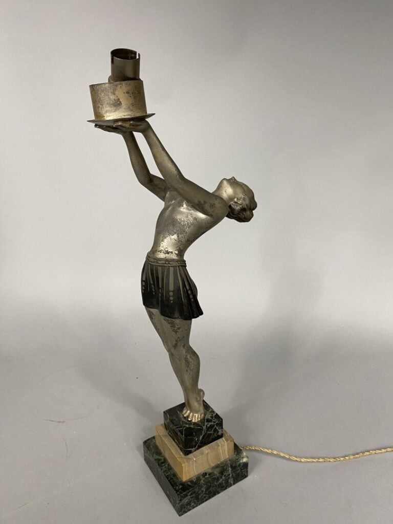 Enrique MOLINS BALLESTE (1893-1958) - Sujet en régule argenté représentant une…
