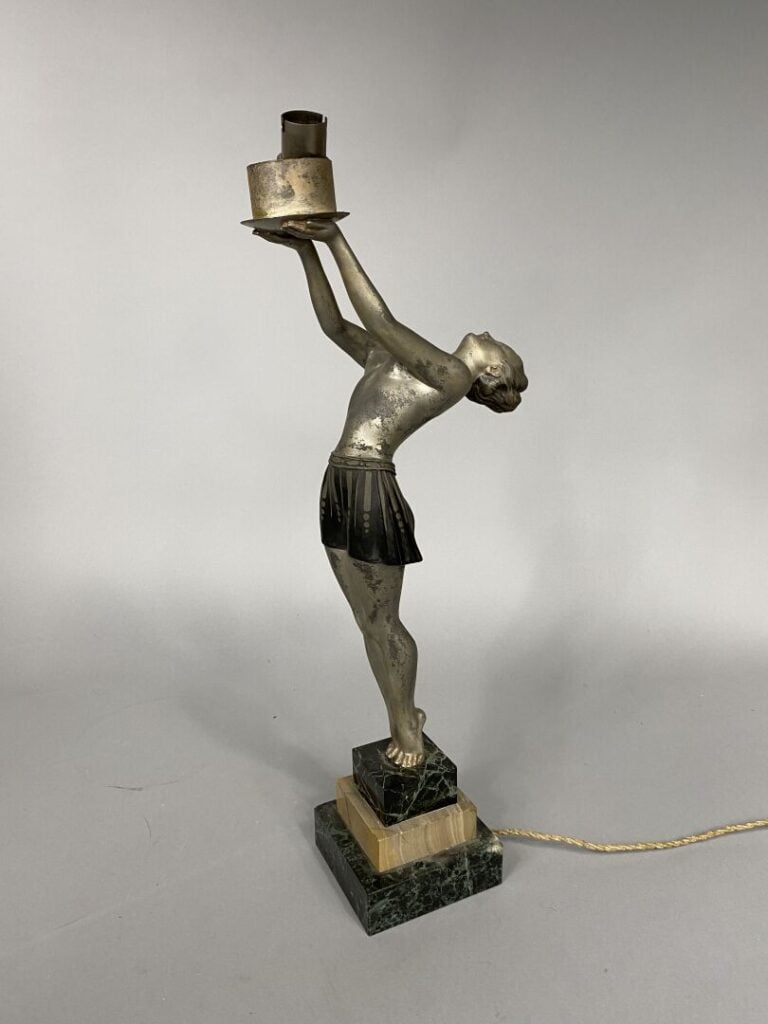 Enrique MOLINS BALLESTE (1893-1958) - Sujet en régule argenté représentant une…