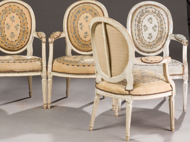 Ensemble comprenant une suite de quatre fauteuils à dossier cabriolet médaillon…