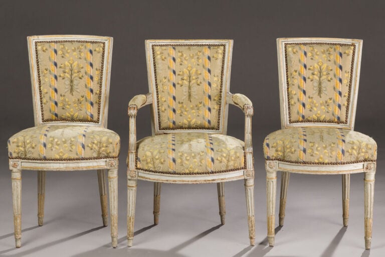 Ensemble comprenant une suite de quatre fauteuils à dossier cabriolet médaillon…