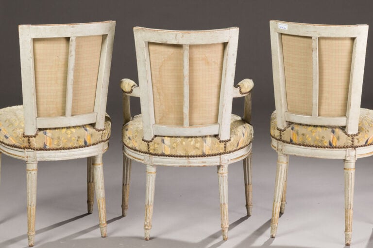 Ensemble comprenant une suite de quatre fauteuils à dossier cabriolet médaillon…