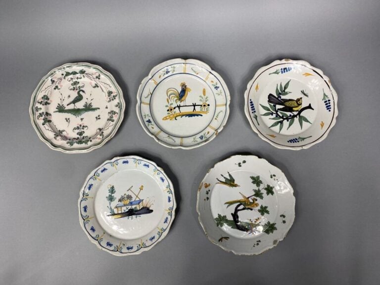 Ensemble de cinq assiettes en faïence à décor de motifs floraux et volatiles -…