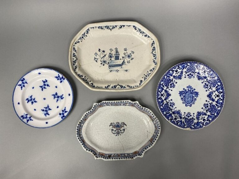 Ensemble de deux assiettes et deux plats en faïences dans les tons bleu à décor…