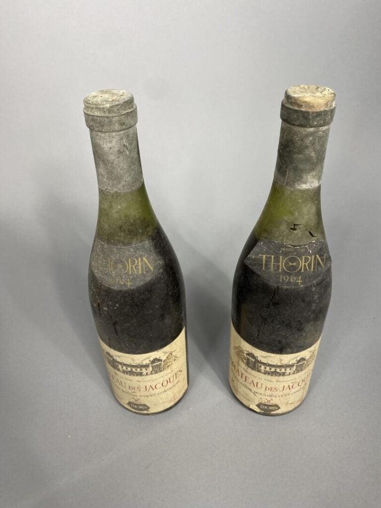 Ensemble de deux bouteilles, Château des Jacques, 1964 - (étiquettes et capsule…