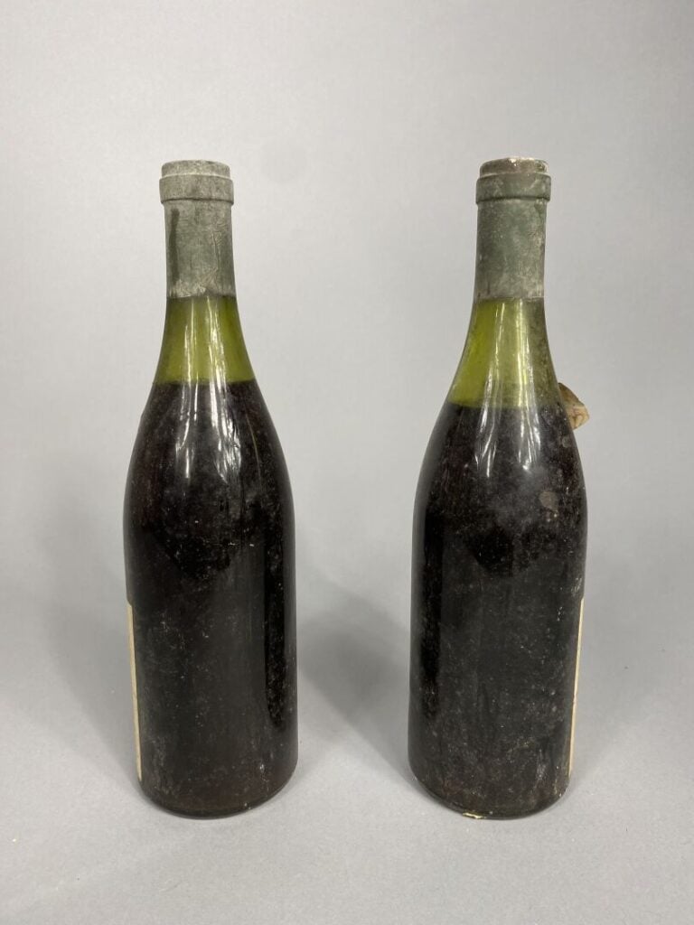 Ensemble de deux bouteilles, Château des Jacques, 1964 - (étiquettes et capsule…