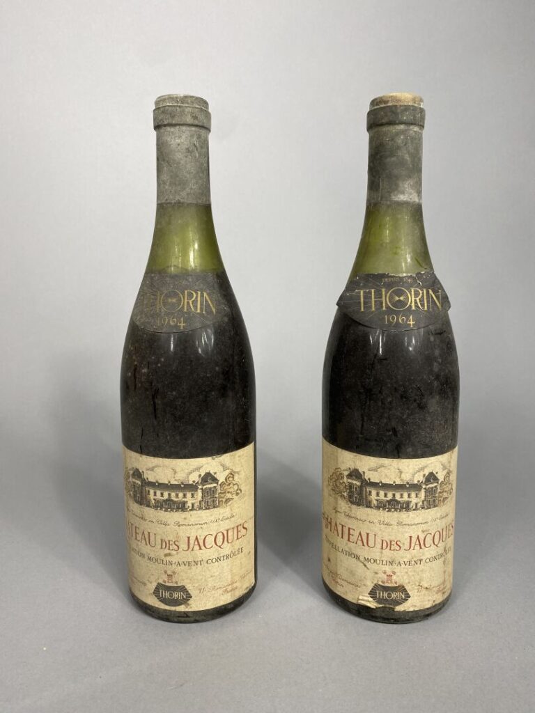 Ensemble de deux bouteilles, Château des Jacques, 1964 - (étiquettes et capsule…