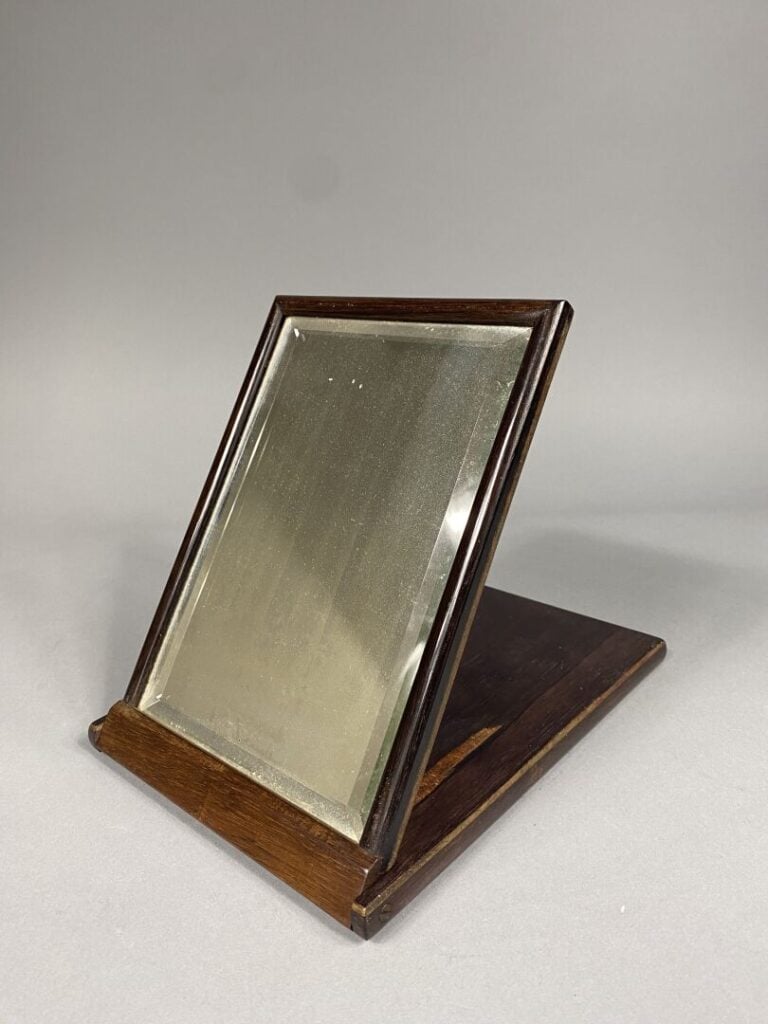 Ensemble de trois cadres et miroir en métal doré à décor de ruban pour certains…