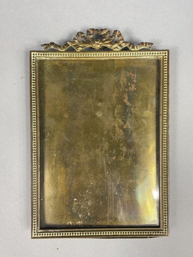 Ensemble de trois cadres et miroir en métal doré à décor de ruban pour certains…