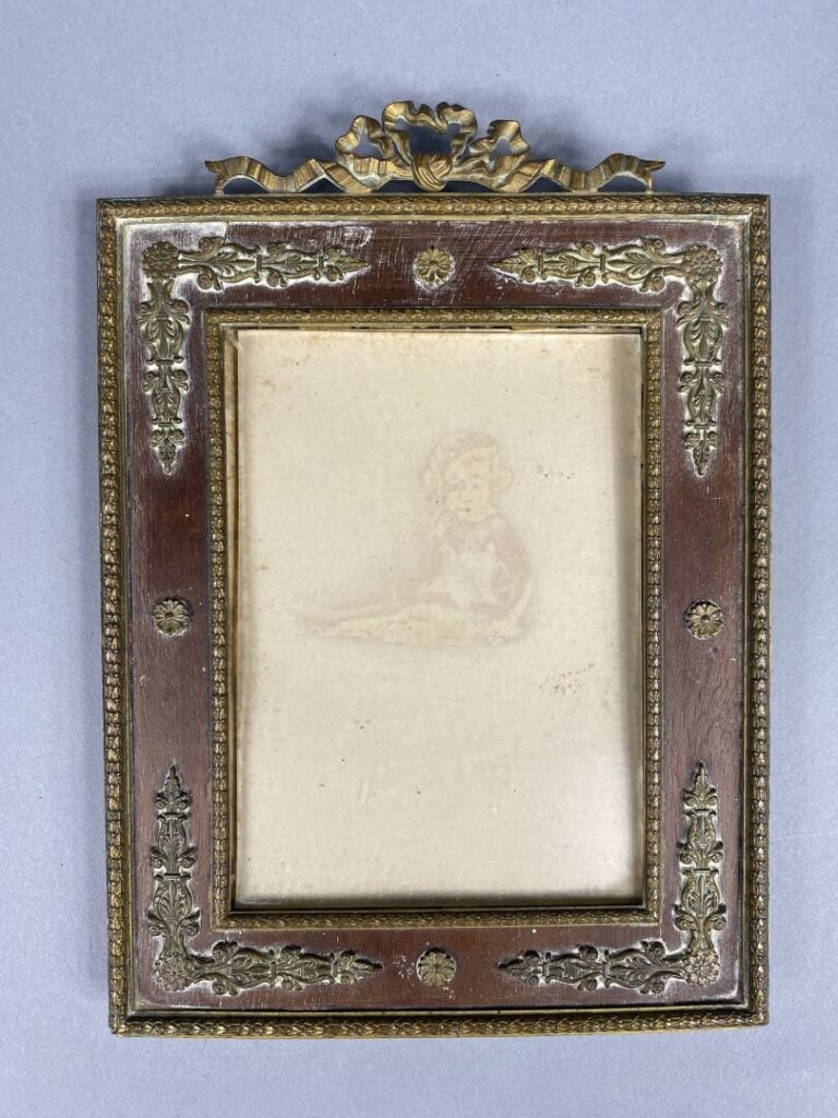 Ensemble de trois cadres et miroir en métal doré à décor de ruban pour certains…