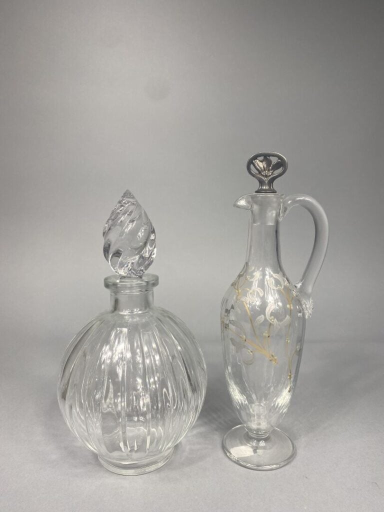 Ensemble de verrerie comprenant deux carafes en verre, une assiette en verre à…