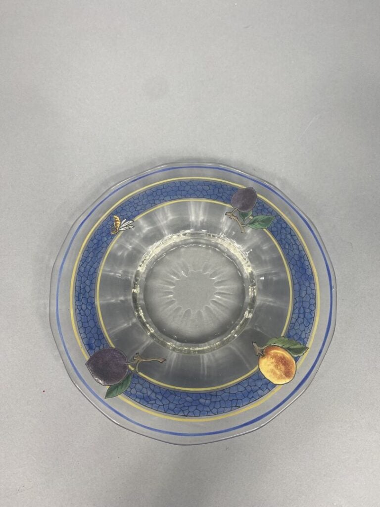 Ensemble de verrerie comprenant deux carafes en verre, une assiette en verre à…