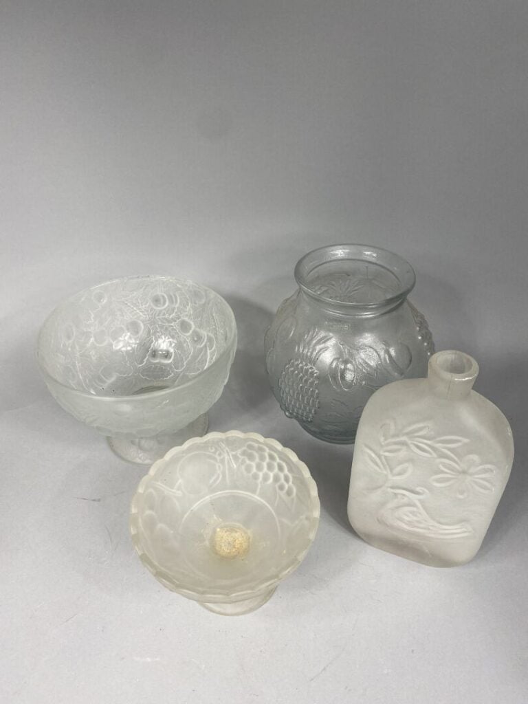 Ensemble de verrerie en verre satiné comprenant un vase à décor de raisins, une…