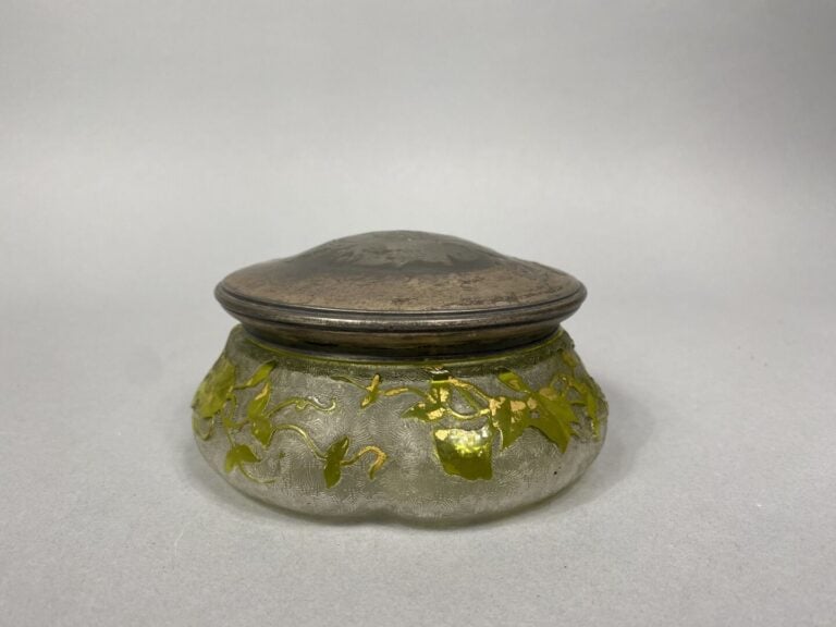 GALLIA - Boîte couverte en métal et verre gravé à décor de feuillages et fleurs…