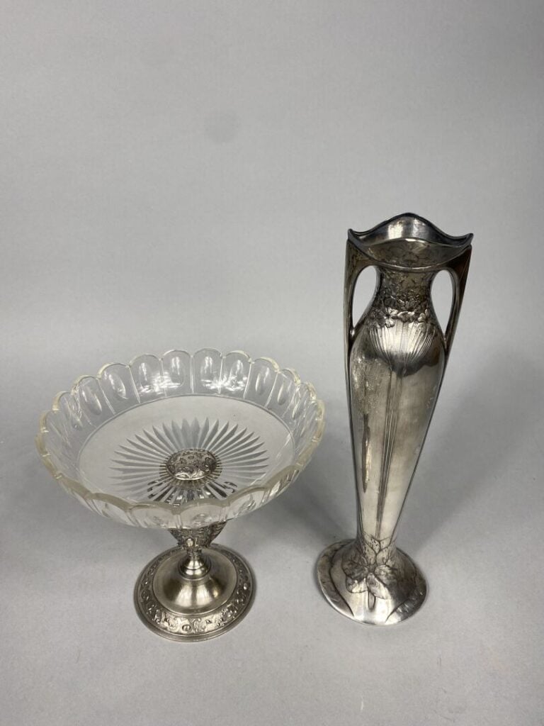 GALLIA - Vase en métal argenté de forme fuselée à anses, à décor de motifs flor…