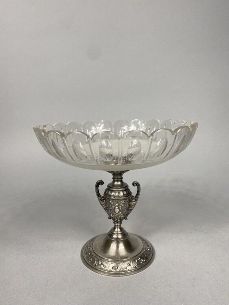 GALLIA - Vase en métal argenté de forme fuselée à anses, à décor de motifs flor…