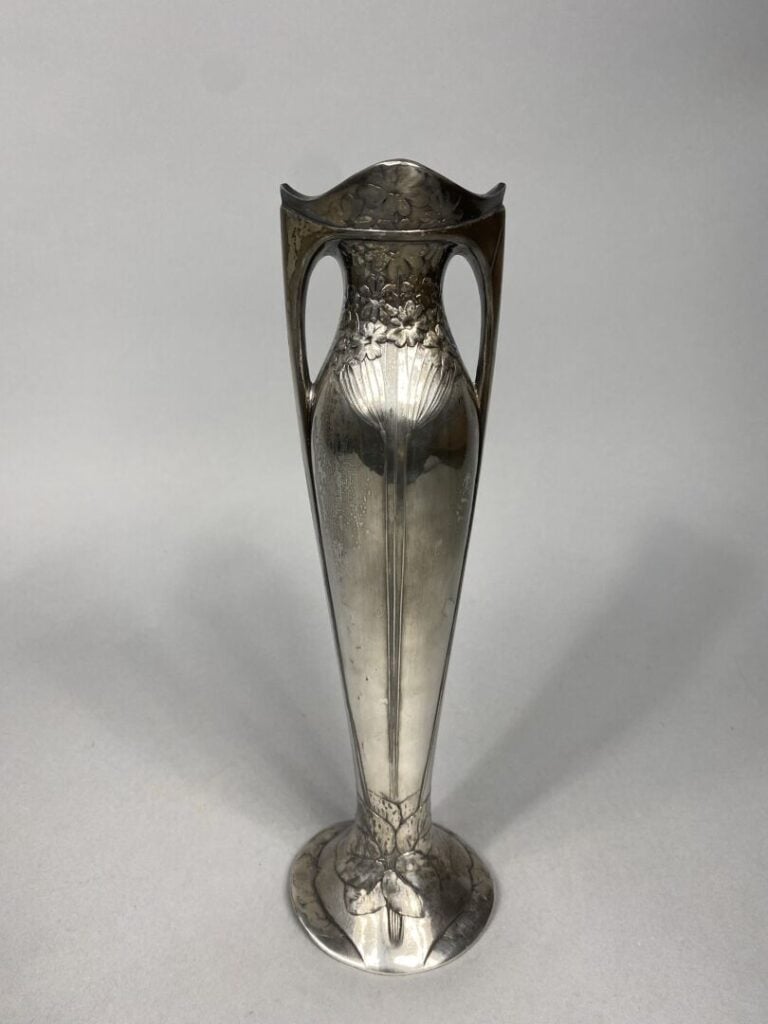 GALLIA - Vase en métal argenté de forme fuselée à anses, à décor de motifs flor…