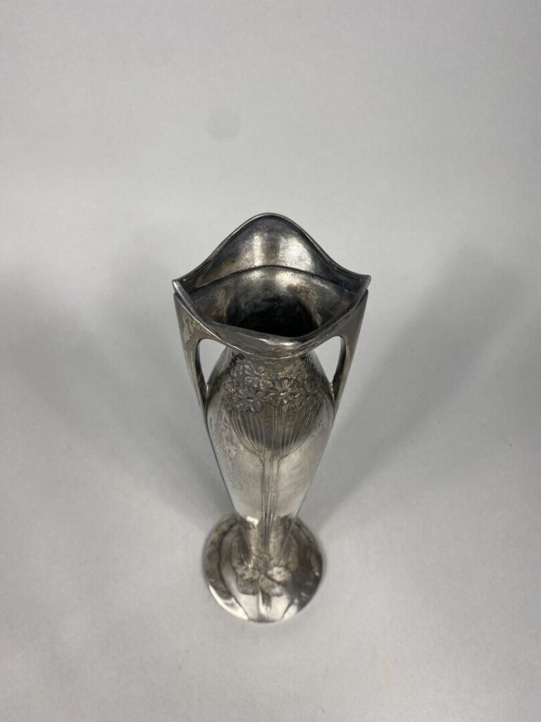 GALLIA - Vase en métal argenté de forme fuselée à anses, à décor de motifs flor…
