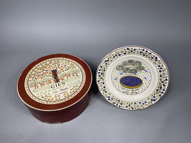GIEN France, style Marie-Pierre BOITARD - Ensemble de six assiettes en faïence…