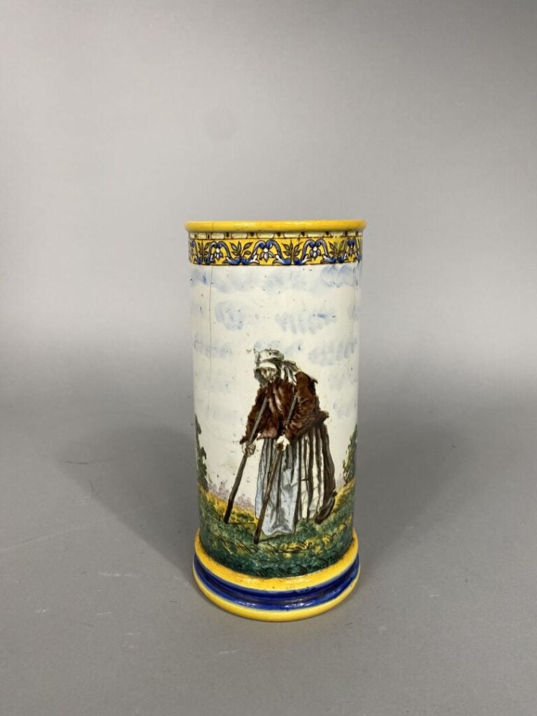 GIEN - Vase rouleau en faïence émaillée polychrome à décor tournant évoquant la…