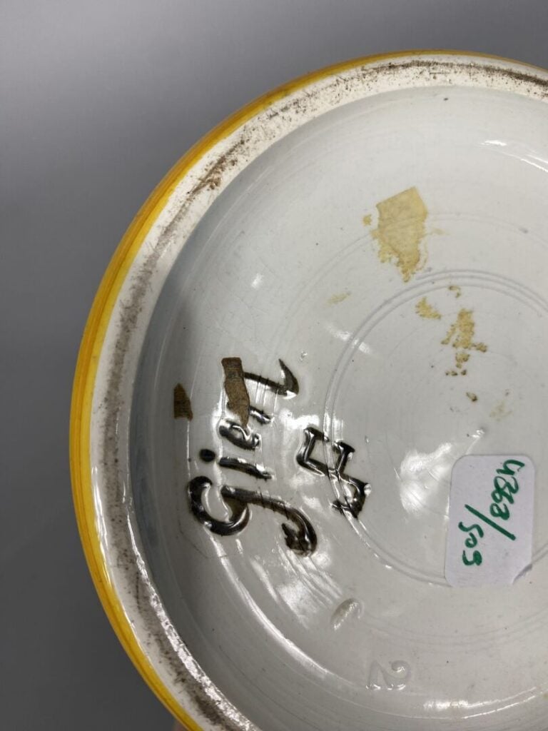 GIEN - Vase rouleau en faïence émaillée polychrome à décor tournant évoquant la…