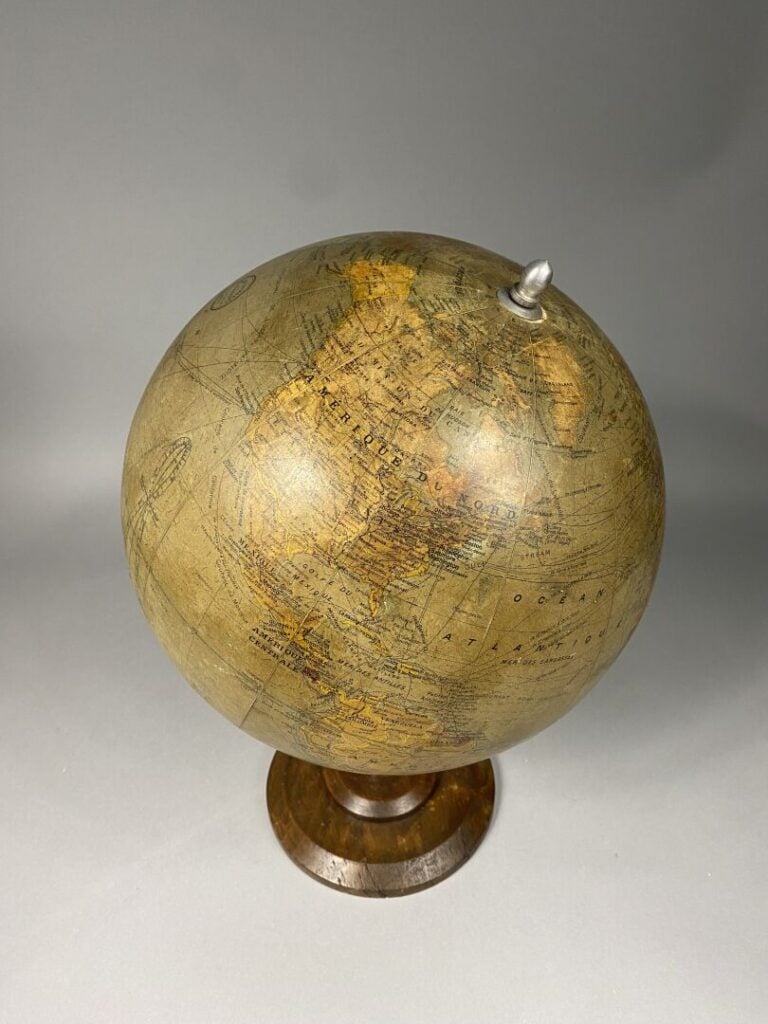 Girard BARRERE et THOMAS, Paris - Globe terrestre en papier collé reposant sur…