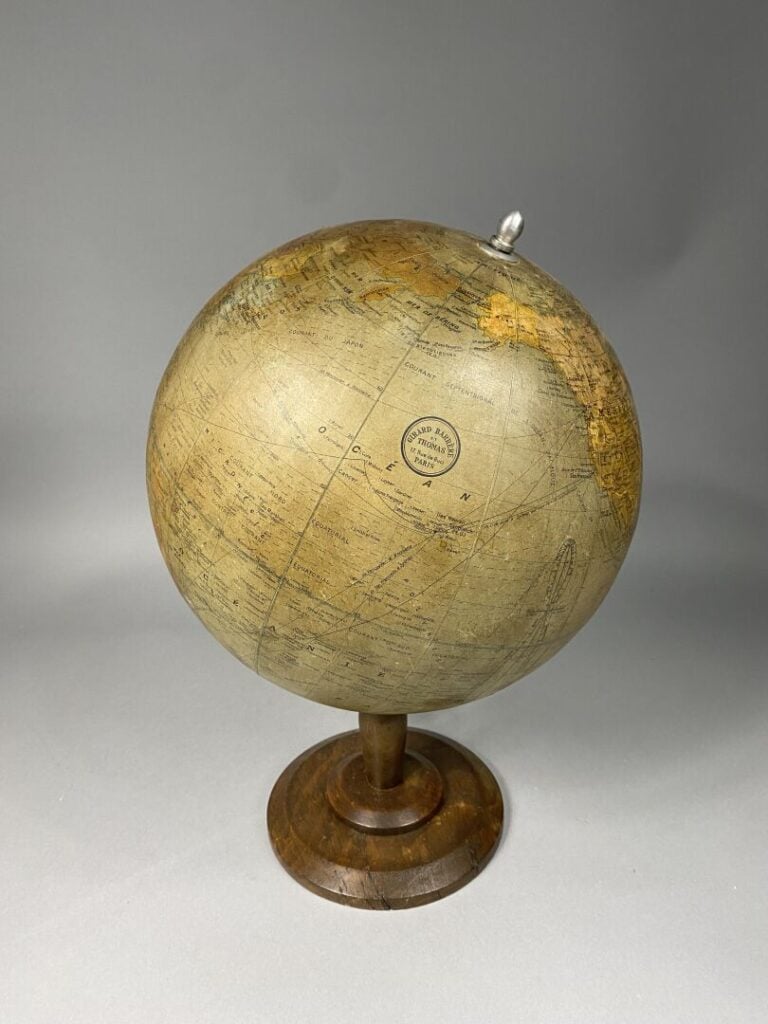 Girard BARRERE et THOMAS, Paris - Globe terrestre en papier collé reposant sur…